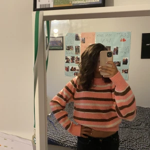 Stickad tröja  - Jätte mjuk och gullig tjocktröja!!💓 Jag älskar denhär och den passar till allt. Kan vara en mjukis tröja med också till finare tillfällen💓Färgen är Jättefin och skicka gärna mer frågor !!