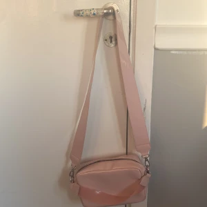 Rosa väska  - Använd 1 gång, perfekt till sommaren kommer med ett stort band och ett mindre band (bild) frakt ingår inte🍓