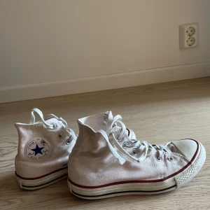 Ljus rosa Converse  - Säljer mina ljus rosa Converse, som är perfekta för sommaren💞