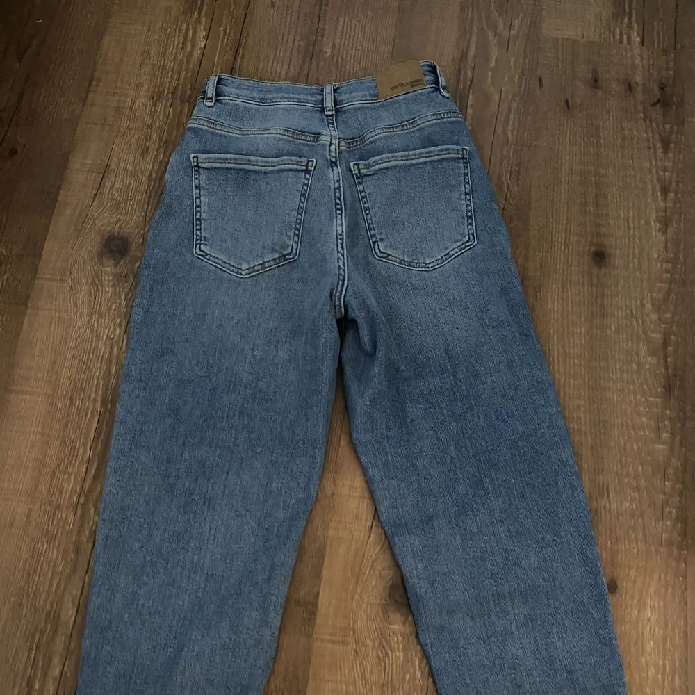 Jeans från Gina tricot  Stretchiga Knappt använda Ljusblåa jeans Storlek 36 Skulle säga att det är momjeans. Jeans & Byxor.