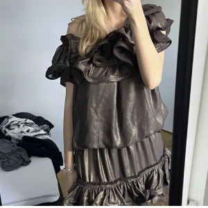 Lanvin for H&M klänning  - Säljer denna drömmiha klänning som är lanvin for H&M. Den är i storlek M och är aldrig använd🙏🏼