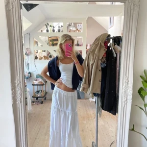 LÅNG KJOL - SÖKER en lång kjol helst i vit, annars i blå eller rosa! Den ska gärna vara lång i storlek Xs-m😍pris kan diskuteras