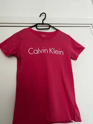 Ljusrosa tshirt från Calvin Klein Stl 164/176