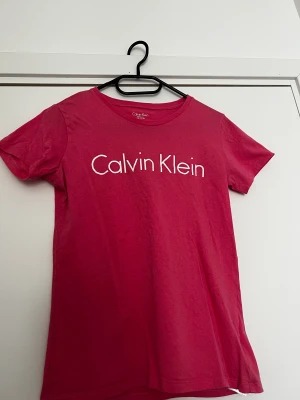 Calvin Klein tshirt  - Ljusrosa tshirt från Calvin Klein Stl 164/176