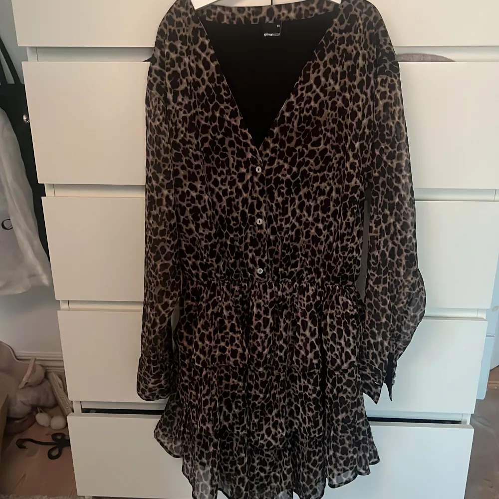 Super snygg och cool leopard klänning från Gina tricot som ja köpte förra sommaren!  Är perfekt för sommaren då den är i tunnare tyg som man kan se på sista bilden!  Nypris 699 kr, mitt pris är 299 kr ! Pris kan diskuteras!. Klänningar.