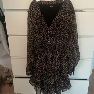 Super snygg och cool leopard klänning från Gina tricot som ja köpte förra sommaren!  Är perfekt för sommaren då den är i tunnare tyg som man kan se på sista bilden!  Nypris 699 kr, mitt pris är 299 kr ! Pris kan diskuteras!