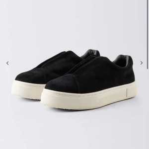 Eytys i fint skick  - Säljer dessa jättefina eytys skorna då dom tyvärr inte kommer t så mycket användning, köpta på NK förra året.(pris går att diskutera vid snabb affär)