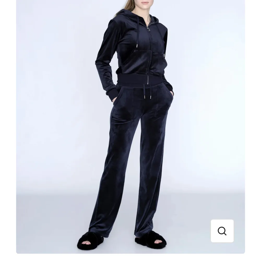 säljer mina superfina mörkblå juicy couture byxor som tyvärr inte kommer till användning💞💞dem är knappt använda & i jätte fint skick!💞skriv om ni vill ha fler bilder & kvitto💞. Jeans & Byxor.