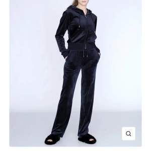 säljer mina superfina mörkblå juicy couture byxor som tyvärr inte kommer till användning💞💞dem är knappt använda & i jätte fint skick!💞skriv om ni vill ha fler bilder & kvitto💞