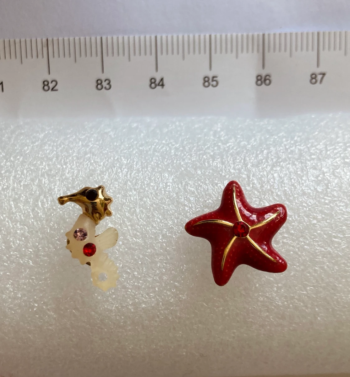 Sjöhäst + sjöstjärna örhängen i emalj med rhinestones - 1