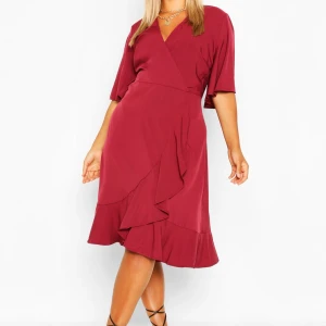 Söt omlottklänning - Söt omlottklänning (med dragkedja, utan band). Väldigt lätt klänning i polyester. Rymlig, ej stretchig. Plus size, storlek 44. Helt ny/oanvänd❤️