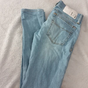 Tiger of sweden jeans 28/30 - Modell slender. Upplagda i butik till 30 i längd. Jag är 158 lång. Men blir snygg ankel längd på lite längre tjejer. Låg midja och tighta.