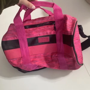 Söt gymväska  - En liten gymväska som passar när man inte har många saker! Väskan är 26 cm bred och 28cm i höjden 🌸🌸🌸