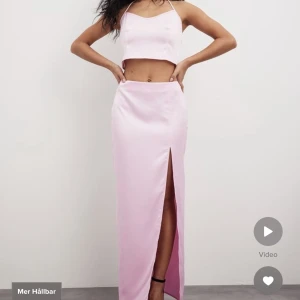 Rosa satin set - Rosa set i satin från NA-KD. Helt nytt & oanvänt! Superfint men kommer tyvärr inte till användning. 290kr +frakt🩷🌸💕