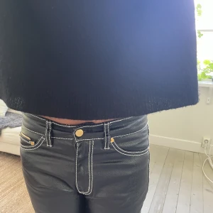 Eytys cypress jeans - Säljer mina älskade eytys cypress jeans. Jag är 165cm lång som referens,. Dem har några små slitningar mellan benen men inget som syns!❤️