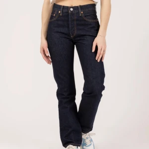 Levis 501 - Klassiska Levis 501 jeans i storleken 25x32, jag är 170. I färgen deep breath, en superfin mörkblå tvätt med bruna kontrastsömmar. Säljer dessa då dem är för små för mig. endast använda 1 gång, nyskick. Köpta för 1099.