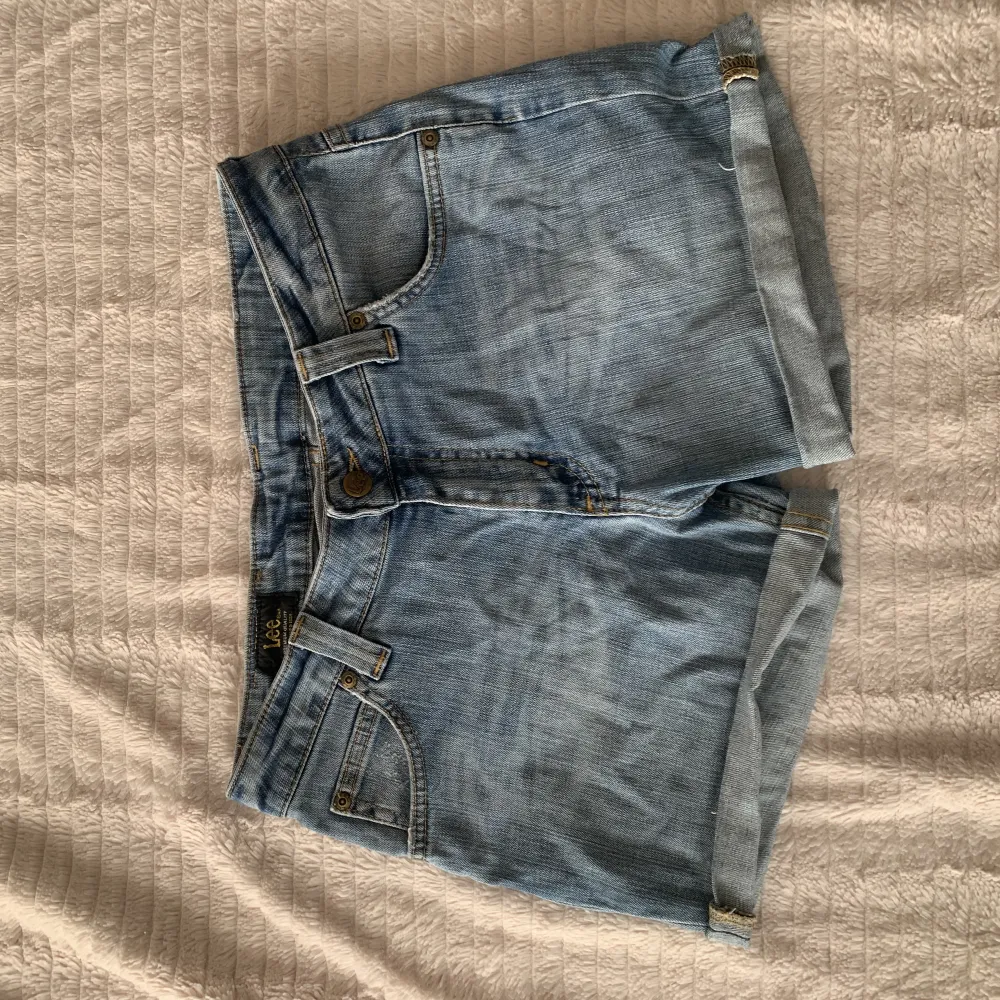 Ignorera att bilderna är åt fel håll men säljer dessa jättesköna jeansshorts för jag inte använder dem längre!  Dm för bilder me dem på kan sänka pris. Shorts.