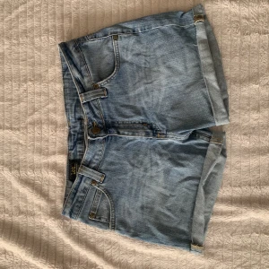 Jeansshorts - Ignorera att bilderna är åt fel håll men säljer dessa jättesköna jeansshorts för jag inte använder dem längre!  Dm för bilder me dem på kan sänka pris