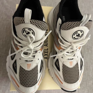 Axel Arigato - marathon runner - Säljer dessa svincoola sneakers från Axel Arigato!! Använda ca.2-3gg så inprincip helt nya. Stl.41 (true to size) men med extra sulor jag skickar med så passar de även mig som brukar ha 40. Går att matcha med typ vad som helst! Nypris strax över 3000kr🧡