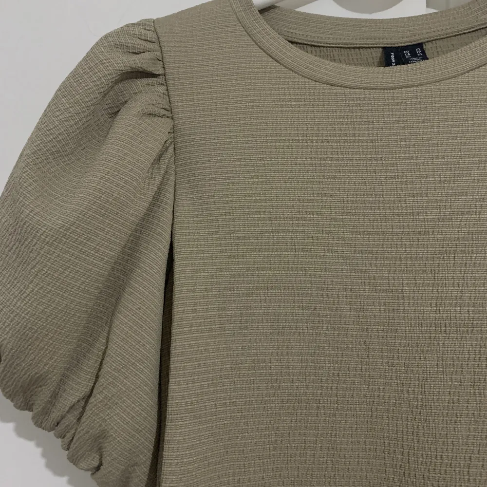 Säljer nu denna jättefina toppen ifrån vero Moda som är helt perfekt till sommaren. . Yläosat.
