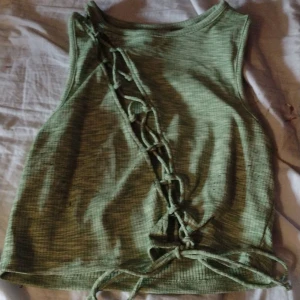 Grön tröja med hål - Använd några få gånger. För liten så visar inte på just här men om du vill se så kan du bara skriva.