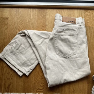 Straight jeans från Junkyard - Beige/vita raka jeans. 