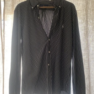Ralph Lauren - Säljer nu denna fina randiga skjorta ifrån Ralph Lauren. Använd fåtal gånger så den är i väldigt fint skick. 9/10. 