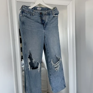 Wrangler jeans - Säljer nu en av mina favoritjeans då dom dessvärre inte passar mig längre. Dom är i hyfsat bra skick, dock har ena ”flärpen” (?) där man sätter skärp igenom lossnat på ena sidan. Men annars är dom som nya. Storlek W27 L32 vilket motsvarar storlek 34-36.
