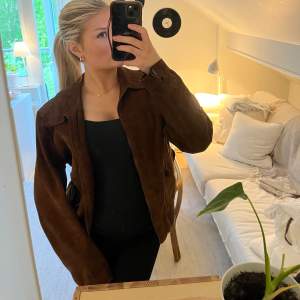 Brun oversized jacka i äkta material (se sista bilden). Väldigt fin men inte riktigt min stil☺️ Frakt tillkommer.