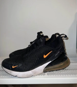 Nike airmax 270 - Säljer dessa skor då de inte kommer till användning. De är i bra skick kan behöva rengöra de lite grann på utsidan bara annars super fina.