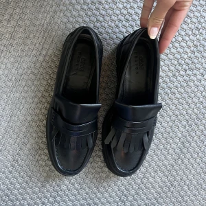 Loafers - Svarta loafers i storlek 39
