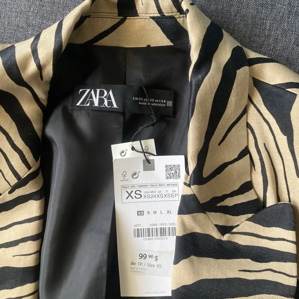 Cool oversized tigermönstrad kavaj från Zara. Aldrig använd och lappen kvar. Köpt för ca 800 svenska kronor.. Kostymer.
