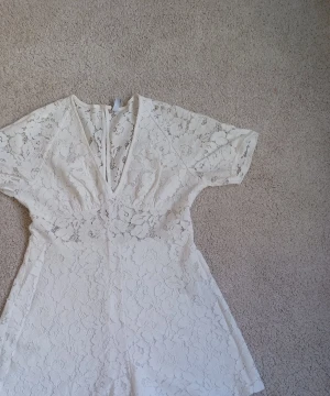 Vit Shorts klänning - Vit Shorts klänning från Amisu.