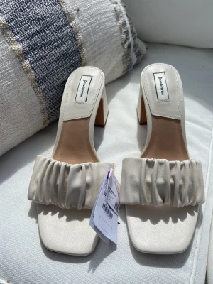 Gräddvita mules - Små söta klackar som aldrig användes pga för små, i strl 39 men mer som 38❤️