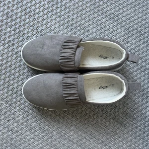 Skor - Skor i storlek 39, mockaimitation knappt använda 