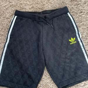 Säljer mina fina adidas shorts som är väldigt mjuka och mysiga. Dem är i storlek 12-13 år.