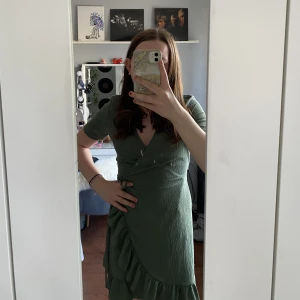 Söt omlott klänning - Superfin grön omlottklänning! Enkel att få på sig och bara använd typ 3-4 gånger därför den säljs, köpt på vero Moda för 399kr men säljer för 100kr