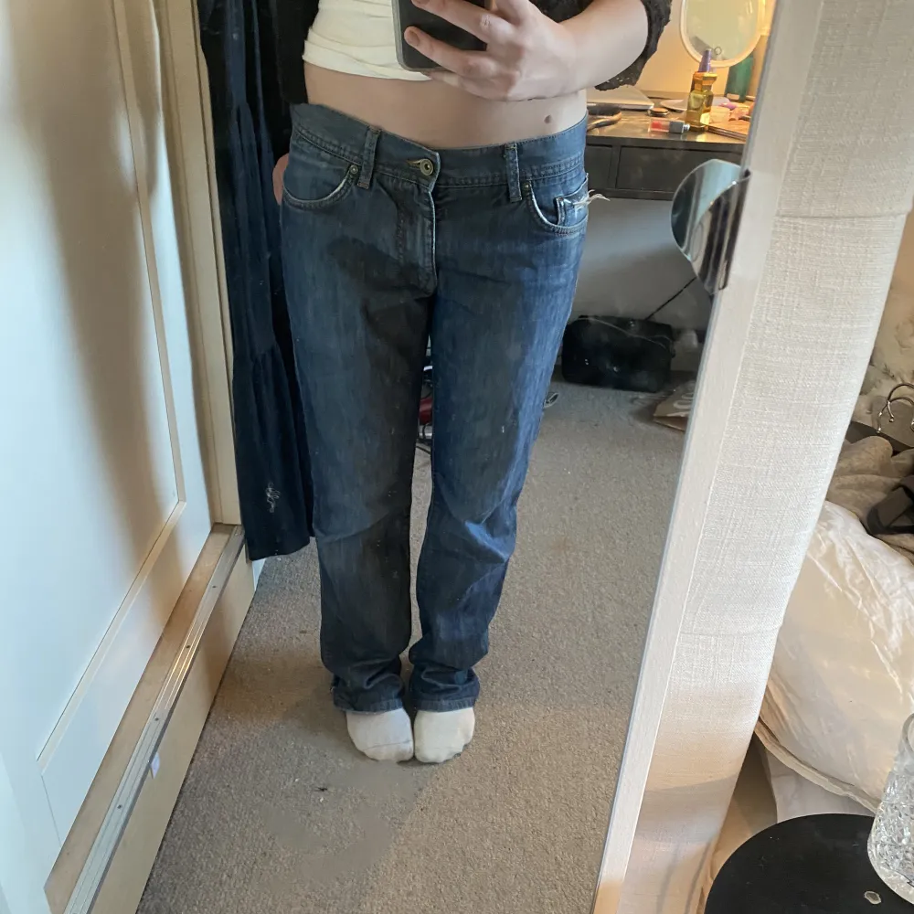 Säljer dessa jätte sköna lågmidjade jeans då dom är lite baggy på mig!💕 Dom är köpt second hand. Tråden har släppt lite längst ner då dom har varit för stora och man ha råkat gått på dom😍🌸. Jeans & Byxor.