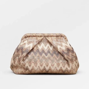 Väska  - Så fin missoni liknande väska, helt ny med lappar kvar då den tyvärr inte kommit till användning (köpt för 700kr) finns inga band till väskan (tänkt att ha i handen eller under armen), måtten är 20x26cm