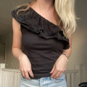 Kappahl volangtopp XS/S - Säljer denna supersöta enarmad volangtopp. Knappt använd och utan defekter. 