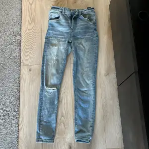 Sparsamt använda jeans i storlek S