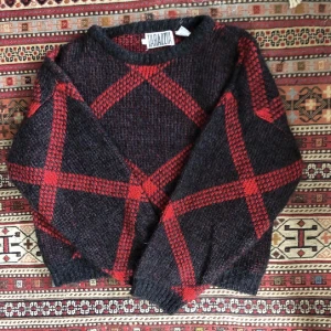 Vintage stickad tröja  - Tröjan är inpincio nyskick. Gjord i ett väldigt skönt material, kom gärna privat om ni undrar något 