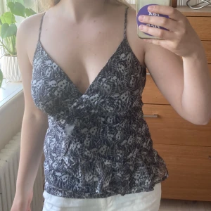 Grått linne - Så himla fint linne med en volang snett över, lite längre