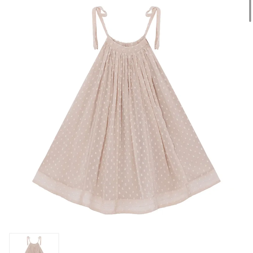 Säljer denna aldrig andvända toni dress!!!!! Sååå gulliggg perfekt till sommaren 😍😍😍färg:beige/rosa. Klänningar.