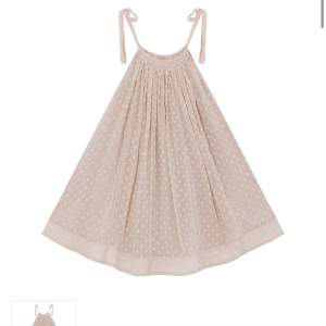 Säljer denna aldrig andvända toni dress!!!!! Sååå gulliggg perfekt till sommaren 😍😍😍färg:beige/rosa