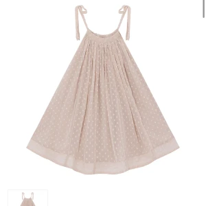 Klänning - Säljer denna aldrig andvända toni dress!!!!! Sååå gulliggg perfekt till sommaren 😍😍😍färg:beige/rosa