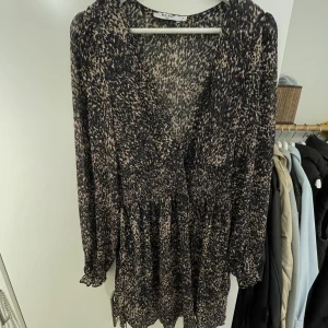 Nakd klänning  - Perfekt sommarklänning med leopardmönster från nakd 🖤🤎 Knappt använd och den finns inte längre att köpa! Superfin att ha med en stickad tröja 
