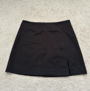 Kjol - Jätte fin kjol med slits från monki. Använt ett fåtal gånger men har blivit för liten.