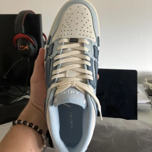 Amiri skelton low sneakers  - Helt nya med box Finns i storlek 41, 43 & 44 DM för fler frågor   Priset kan diskuteras. 