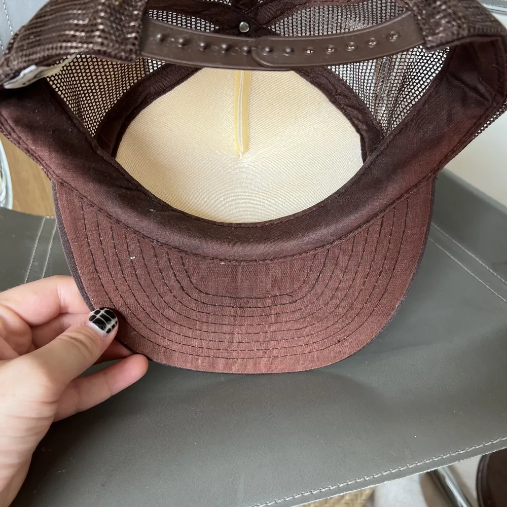 vintage trucker hat with a sick print!!  bought in the USA a couple of years ago. few signs of wear but nothing major, see pictures. Övrigt.
